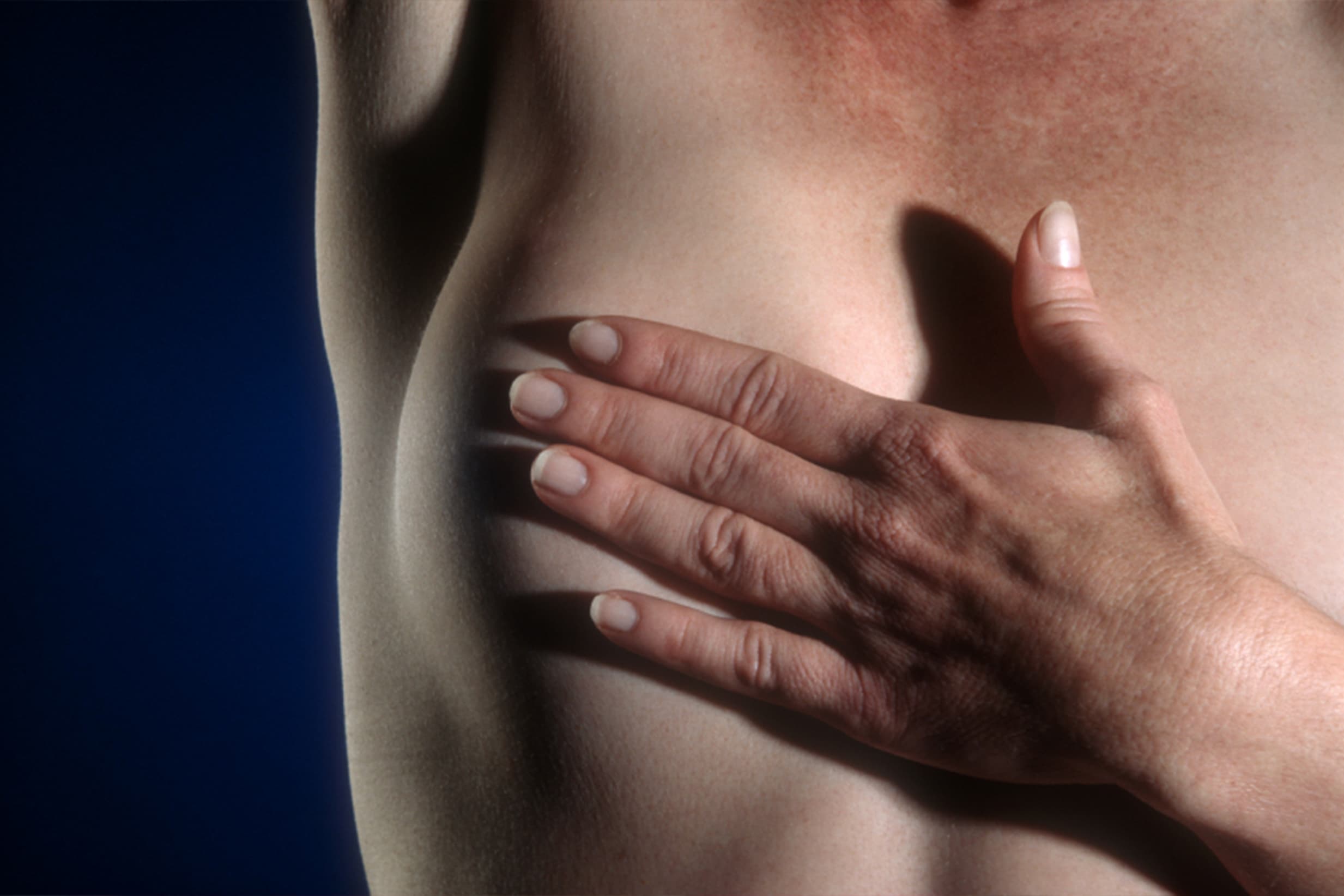 https://images.ctfassets.net/zzorm7zihro2/2hAHfSkk2wYv6kfSeENEQh/3a4e2b27627dbb6d1ab7413b41809bba/breast_self_exam.jpg